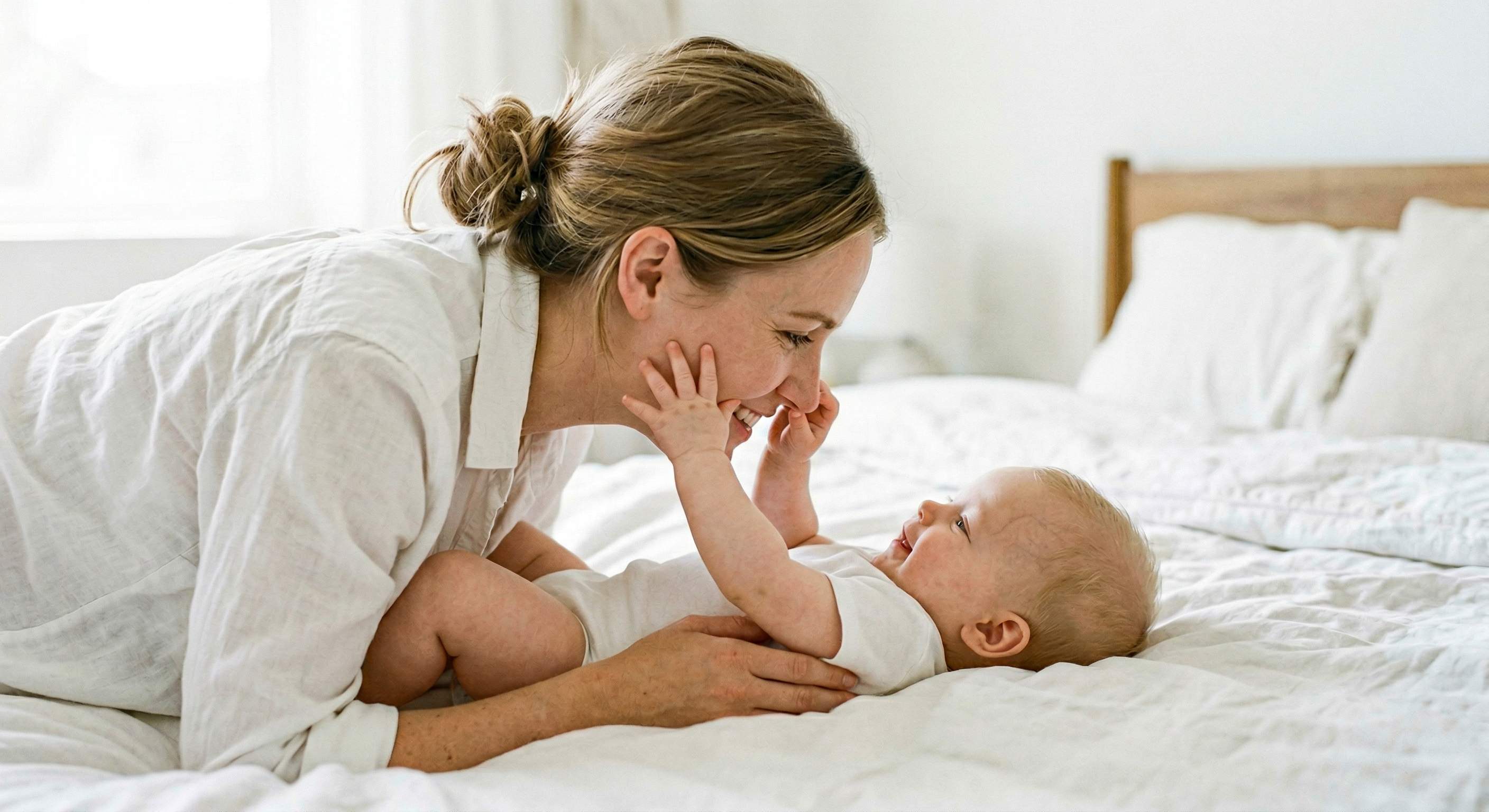 Anne ve bebek oynuyor